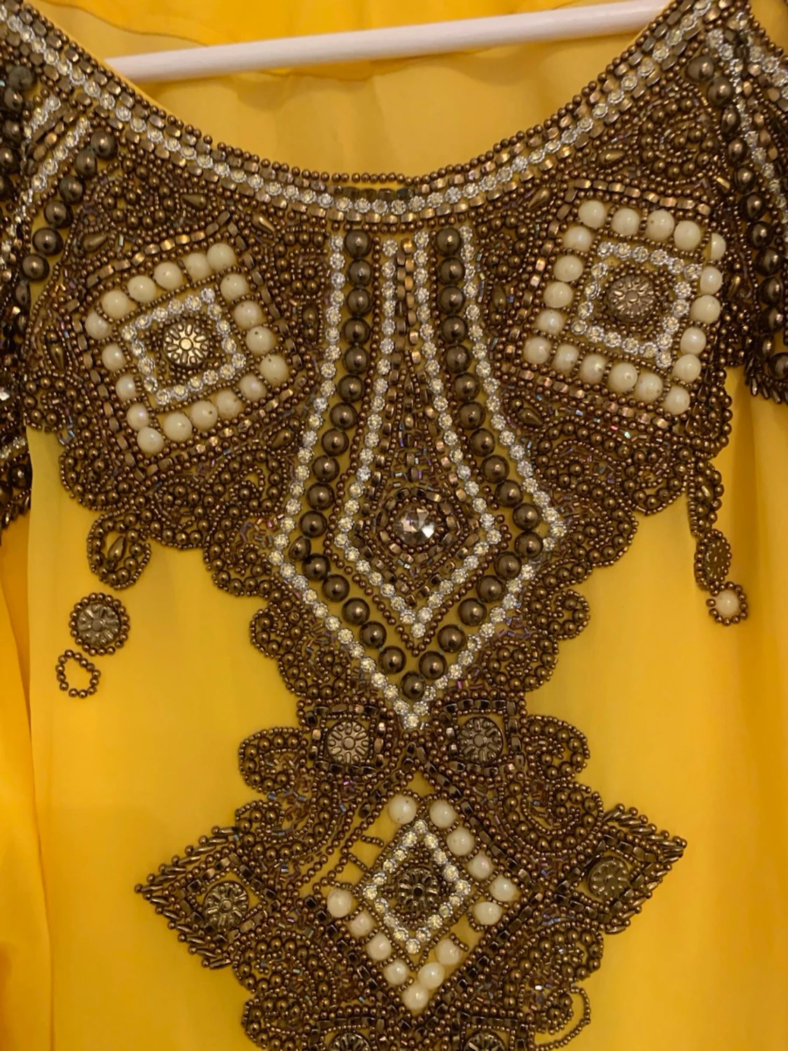 Gul långklänning med broderi - 3