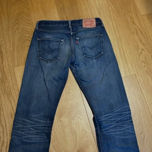 Levis 501 jeans  - Säljer ett par schyssta Levis 501 jeans i strl W32 L32, passformen är regular och modellen på Bold är 180cm och väger 75kg, använda men i bra skick, hör av dig för mer frågor! 