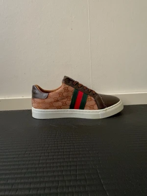 Gucci skor 40 - Väldigt sköna och snygga skor som passar till både vintern och sommaren. Helt nya och oanvända. Pris kan diskuteras vidare privat och snabbaffär kan jag dra ner priset lite.