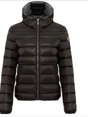 Svart pufferjacka med huva - Säljer en svart pufferjacka från Colmar med huva och två dragkedjeförsedda fickor. Jackan har quiltad design, lång ärm och en klassisk passform. Perfekt för kyliga dagar och enkel att matcha till olika outfits. Storlek 40 italiensk storlek motsvarar XS i svensk storlek