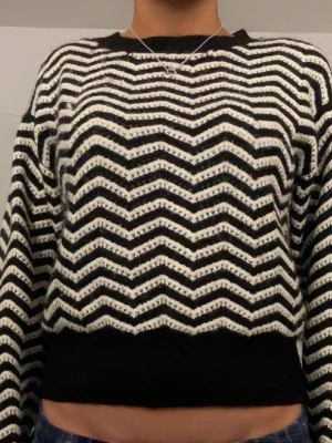 Stickad mönstrad tröja - Säljer denna stickade tröjan från lindex, jätteskönt material. Använd fåtal gånger, storlek 158/164 men i annan storlek skulle jag säga att den är S