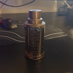 Hugo boss parfym - Hugo Boss The Scent Absolute 100ml. Nästintill full flaska. Säljs bara inte byten! Box saknas