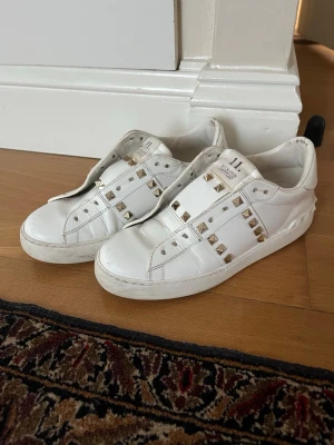 Valentino skor - Snöre och dustbag ingår, storlek 36,5 passar 36- liten 38 skulle jag säga. Fint skick men använda. Priset sänks om affären är smidig. Guldiga detaljer. Något smutsiga men de mesta går att få bort