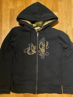 Ripcurl furhoodie - As cool och mysig ripcurl hoodie! Fodrad med päls inuti ✌️Lite för liten för mig så om nån kanske har en annan fur hoodie kan vi typ byta också 🤑🤑🔥
