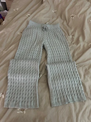 Stickat sett - Stickat sett från newyorker, jätte mysigt. Nytt pris ca 700kr, endast använt när jag testat men byxorna va för långa för mig. Kofta i storlek S och byxor i xxs, byxorna är dock långa 