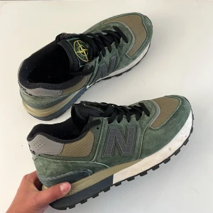 Stoneisland/newbalance  - Säljer ett par feta Stoneisland skor som har collabat med New Bance, skorna är i bra skick men har lite knotter på sulan och lite sönder på toppen. Knottret går att ta bort, skriv vid minsta fundering osv☺️.