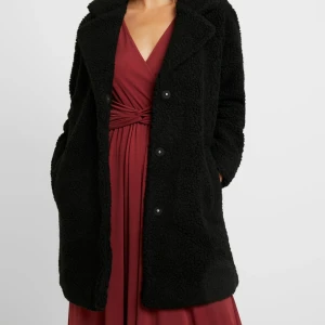 Svart oversize teddyjacka. ONLY Petite  - Svart Oversize teddyjacka från ONLY Petite med klassisk krage och knäppning framtill. Jackan är av ett fluffigt teddy-material som håller dig varm. Oversize var helt enkelt inte min grej. Helt nu med prislapp kvar. 