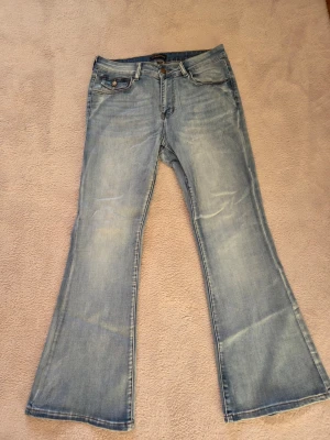 Ljusa Jeans i ny skick endast testade - Säljer ett par ljusa jeans i stl 40/ M med kort benlängd fanns i två ben längder, är endast testade, säljer pga att dom är för stora för mig i midjan. Nypris 800 kr säljer för 500 kr