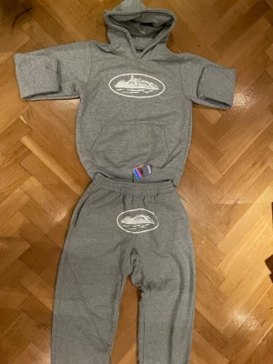 Corteiz tracksuit  - Jag säljer en fet tracksuit från Corteiz den är aldrig använd och har kvar sina etiketter! Skriv gärna om ni har frågor och det går att pruta!