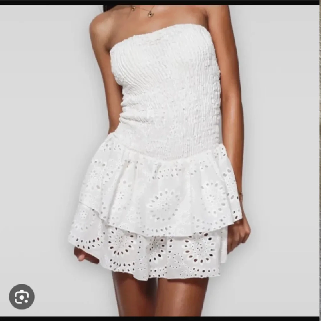 Vit axelbandslös klänning - 1