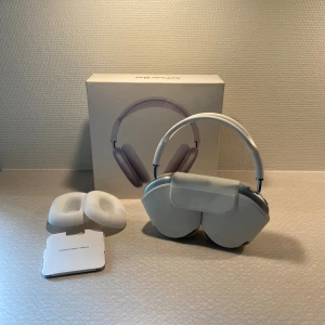AirPods Max liknande - Tjena! Säljer nu dessa hörlurar som är extremt lika AirPods Max. Endast använda ett fåtal gånger och i princip nyskick! Priset är inte hugget i sten så hör av dig vid minsta fundering:)