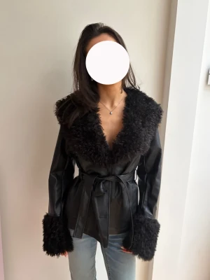 Svart skinnjacka med fuskpälsdetaljer - Säljer denna skitcoola skinnjackan med fuskpäls från peppermayo!! 🖤superbra kvalitet!!