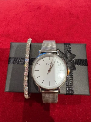 Jätte fin julklapp 🎄  -  en silverfärgad klocka från SOKI med mesh-armband och ett glittrigt armband, rostfritt stål 🩶