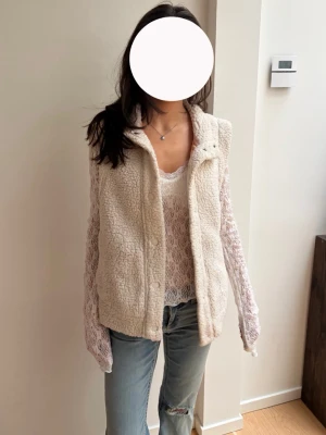 Beige teddyväst  - Säljer denna galet snygga teddyväst som är perfekt ny till vintern och afterskiiin!! 😍💓😍