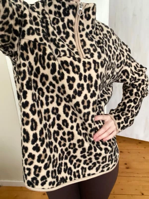 Leopardmönstrad halv zip-up fleece - Leopardmönstrad halv zip-up fleece. Storlek S (passar XS-M)