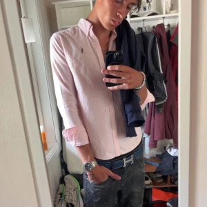 Ralph lauren skjorta  - Tja säljer nu denna rosa Ralph lauren skjorta som är som ny skick men den sitter tyvärr lite för litet på mig den är i strl xs/s