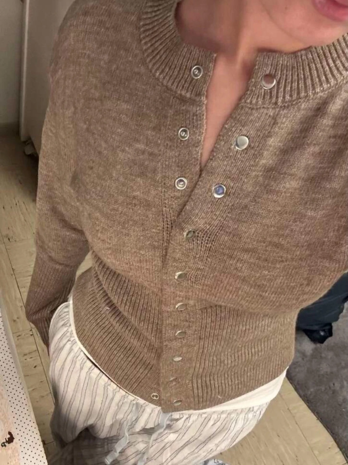 Beige ribbad kofta med knappar - 1