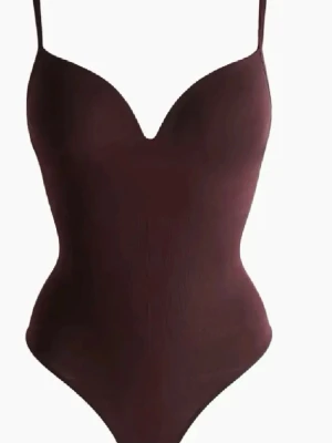 Hm body  - Brun viral body från hm! Helt oanvänd pga att den var förliten! Skriv gärna för mer frågor och funderingar!💗