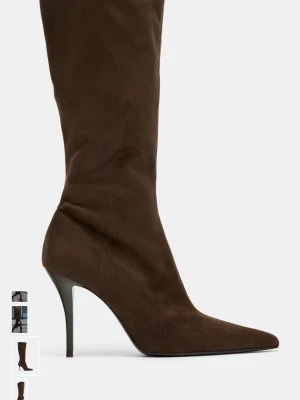 Bruna stövletter med spetsig tå - Säljer ett par bruna stövletter med hög klack och spetsig tå. Skorna är tillverkade i mocka och har en elegant, smal siluett som går upp till vaden. Perfekt för dig som gillar stilrena boots med lite edge. Använda 1 gång 
