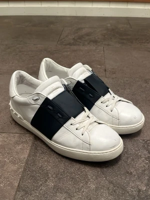 Valentino opens - Valentino open i fint skick, skriv om du har  frågor. Extra snören tillkommer. Pris kan diskuteras vid snabbäffar.