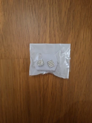 Vintage silver örhängen - Silver örhängen med diamang liknande stenar. Aldrig använda.