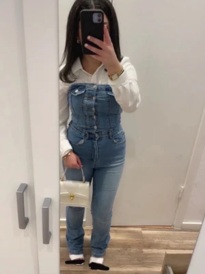 Denim drömset petite xs – skjorta ingår - Supersnygg jeans-set som sitter sjukt fint på kroppen 🤍 Endast använd en gång, i toppskick. Denim-delen är i storlek Petite XS. Vit skjorta ingår på köpet för endast +30 kr – perfekt komplett outfit direkt ✨ Säljs helst som hela setet. Riktig steal 💙👖