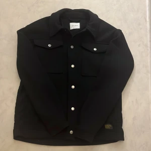 Vailent overshirt - Säljer en svart overshirt från Vailent. Modell är 178cm och väger 65kg. Skick 10/10. Pris kan diskuteras 🙏