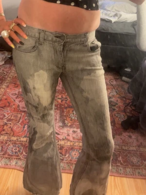 Lågmidjade bootcut jeans - Säljer dessa gråa bootcut jeans med unik tvätt/mönster (verkligen standout!) Svin snygga men är tyvärr lite för små för mig🫠 finns inga andra jeans av den här sorten (därav pris) 🥹💓 men kom med bud! Jätte bra skick💛 skulle säga att dem är storlek S.
