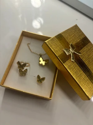 Fjäril smyckset - Fina fjärils örhängen, ring och halsband. Aldrig haft på. Pris kan diskuteras. 