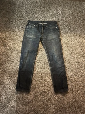 A.P.C. selvedge jeans blå 31 -  laborera din stil med ett par klassiska blå jeans från A.P.C. Petit Standard. De har en rak passform, fem fickor och snygga kontrastsömmar. Tillverkade i slitstarkt bomulls Haus, perfekta för dig som gillar minimalistisk och clean look. OBS! Uppsydda 3-4cm 