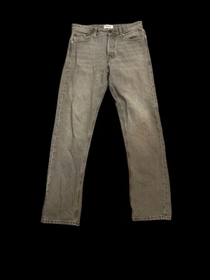 Grå jack n jones jeans relaxed/chris  - Säljer ett par jack n jones jeans, jeansen är i bra kondition och har inga tecken på mycket användning. Jeansen är W29 L32