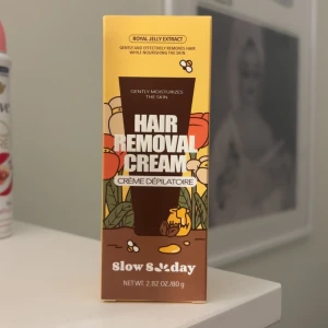 Slow Sunday Hair Removal Cream - Hårborttagningskräm med royal jelly-extrakt och honung, 80g. Krämen återfuktar huden samtidigt som den tar bort oönskat hår på ett skonsamt sätt. Perfekt för dig som vill ha silkeslen hud utan vaxning. Passar inte mig då jag ej gilla lukten