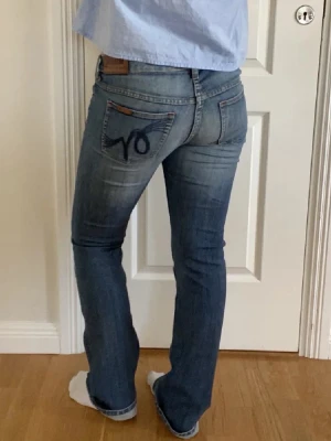 Blå Replay bootcut jeans - Snygga utsvängda jeans, kommer ej till andvändning innerbenslöngden är 80 cm. Är 161 och lite långa på mig men funkar!❤️ Inga slitningar