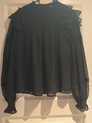 Blus - En svart väldigt gullig blus som passar till det mesta. Knappt använd