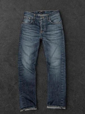 Dry Selvadge Lab Tim22 30/32 - Sjukt feta och exklusiva Nudie Lab Tim 22 I storlek 30/32. Uppsydda ca 5 cm vilket gör att lappen inte riktigt stämmer. Lab tim som kommer färdig tvättade från fabrik och som är Nudies top of the line kollektion. Riktigt bra skick för sin ålder och kommer hålla sin fabrikstvätt länge. 1900 eller rimligt bud.