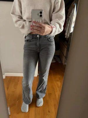 Gråa bootcut jeans  - Gråa bootcut jeans från Gina Tricot i stl 36. Passa mig super som är 170cm lång! Använda men inga tecken eller defekter. Skulle också säga att de är lite mer åt straight hållet än bootcut.   Bara att höra av över frågor!