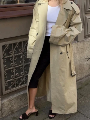 Oversized beige trenchcoat - Säljer en oversized beige trenchcoat från NA-KD. Slutsåld på hemsidan! Aldrig använd och prislapp är kvar! 