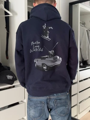 Limited edition hoodie från Montéva - Blå hoodie | Winter limited edition | Storlek M | nypris: 1699 | tveka inte att höra av er vid eventuella frågor. 