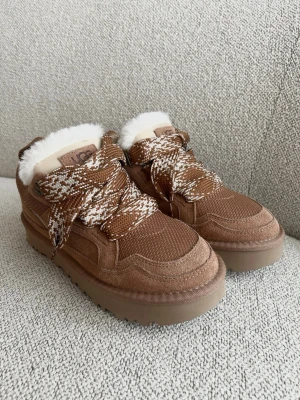 Ugg lowmel sneakers 🥥💕 - Viral ugg sneakers som är inte använt och kommer med extra snöre, ännu snyggare i verkligheten 😻🫶🏼