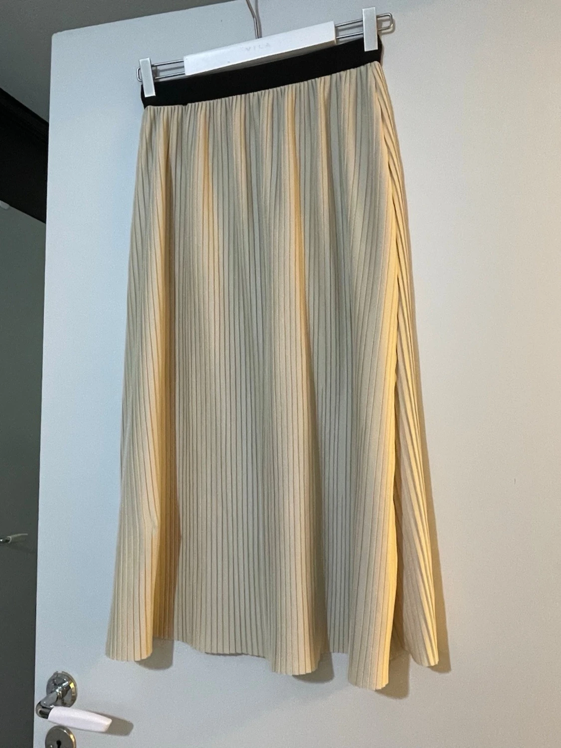 Plisserad beige  från VILA