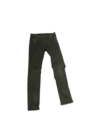 Replay Anbass svarta - Säljer Replay anbass svarta i storlek w30 l32 väldigt feta med tvätt slitningar! Hör av er vid frågor