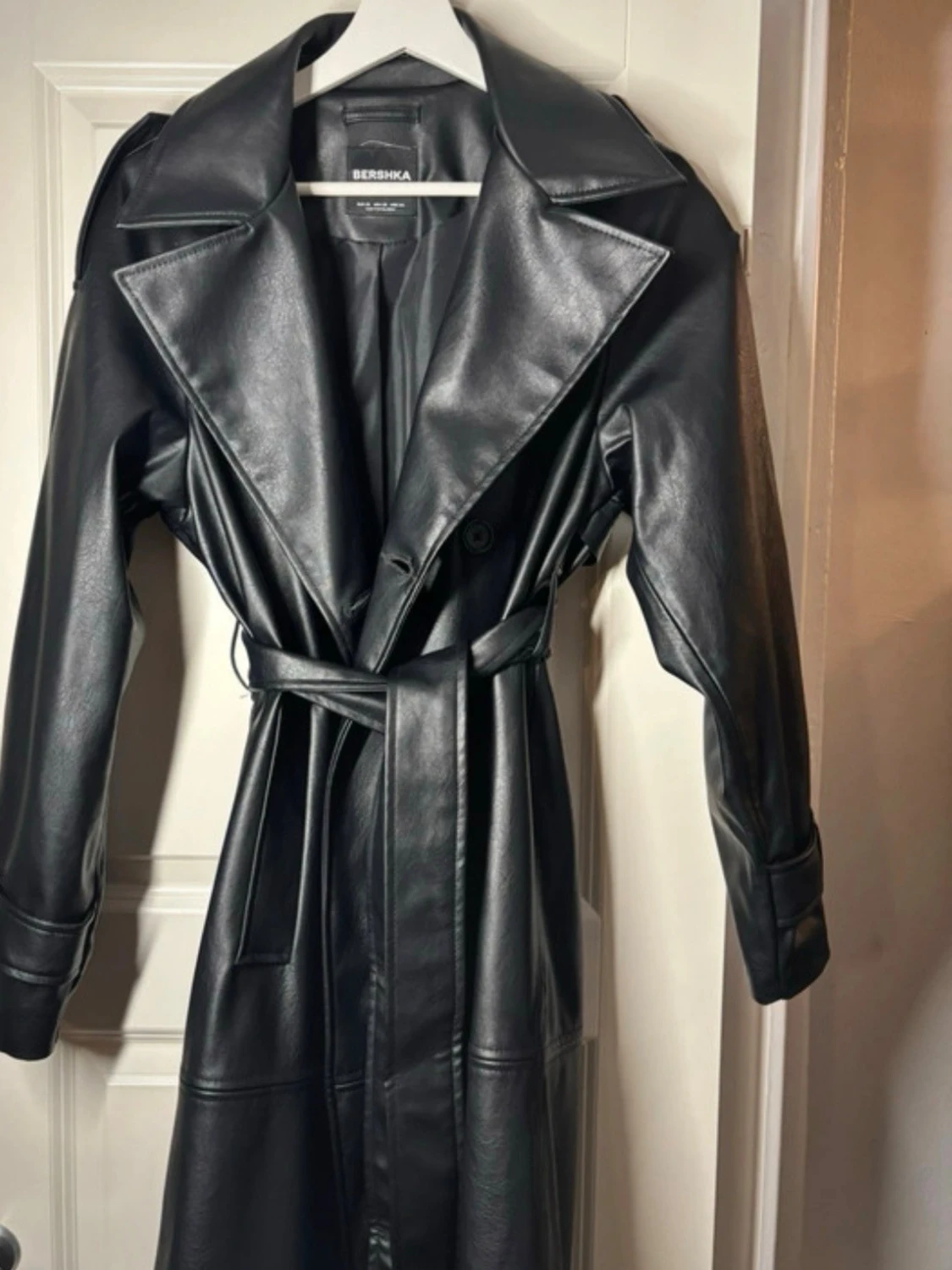 Svart trenchcoat i skinn från Bershka