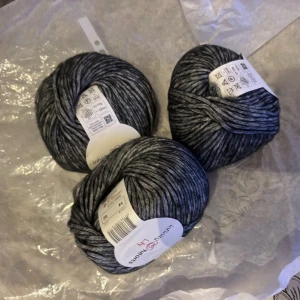 Nya? Tre st Gråmelerad  garn nystan  hem hushåll sticka halsduk? Eller grytlappar  - *Snygg gråmelerat garnystan  tre rullar helt nya fint skick. Blandat ylle och akryl mjukt & lent. Färg: mörkgrått. 