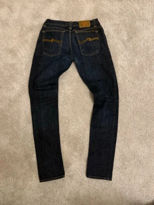 Nudie Jeans Storlek w28 l32 - Säljer ett par Nudie Jeans i topp skick, som nya! 💸 Nypris: ca 3000kr 🚚 Snabb frakt! Skickas inom 1–2 dagar ✅ Inga fläckar, hål eller synliga tecken på slitage.   💬 Skriv gärna vid frågor – jag svarar snabbt