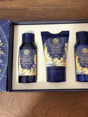 Yves Rocher Vanille d'Orchidée presentkit - Presentkit från Yves Rocher med Vanille d'Orchidée-doft. Innehåller duschgel, kroppsskrubb och body lotion i snygga blå och gula förpackningar med blommigt motiv. Perfekt för dig som älskar söta och fräscha dofter. Alla produkter är i smidiga reseförpackningar.