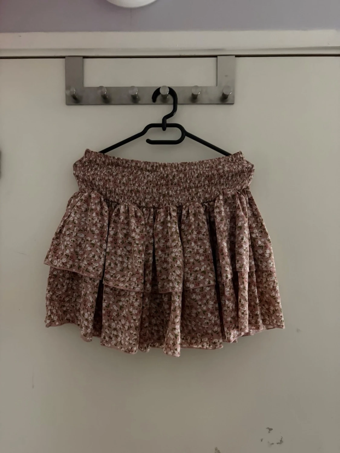 Blommig volangkjol i rosa toner