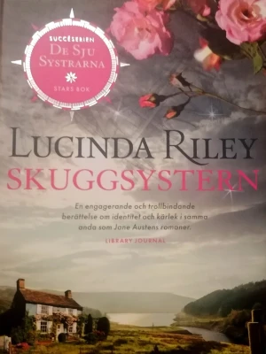 Skuggsystern - Upptäck en magisk och gripande berättelse om identitet och kärlek, perfekt för dig som gillar romantik och mysterier. Skuggsystern är en del av succéserien De Sju Systrarna och bjuder på vackra miljöer och starka känslor. Stor pocket, en läsare 