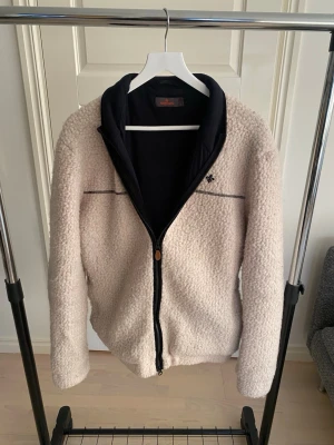 Morris fleece  - Tjena! Säljer nu denna extremt stilrena och snygga fleece från Morris med nypris runt 2800.         Fleecen är knappt använd och därav i princip i nyskick. Perfekt nu i vintertider! Priset är ej hugget i sten så hör av dig vid minsta fundering:)