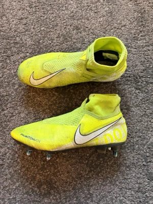 Nike Phantom Vision  - Säljer ett par sällsynta skor, Nike phantom vision Elite SG. Extra skruvdobbar följer med. 