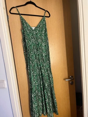 Cool green and white summerdress! - Supercool summerdress, perfect for summer and hot days. I have only used it once. 
